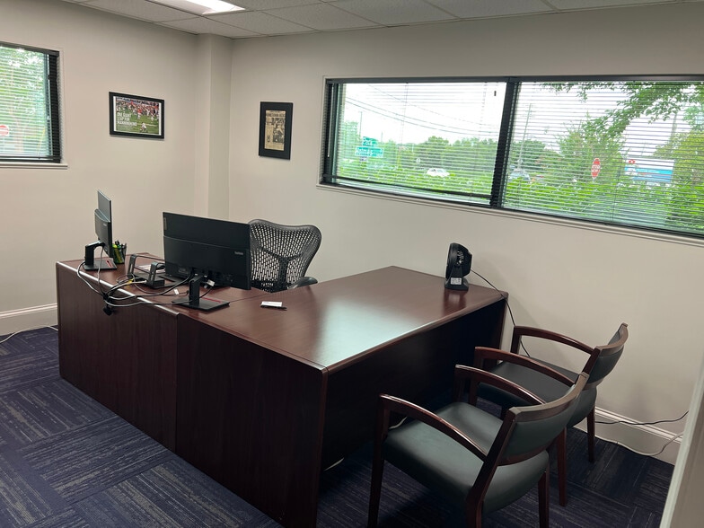 More Photos Of 4000 Park Rd, Charlotte Office For Sale