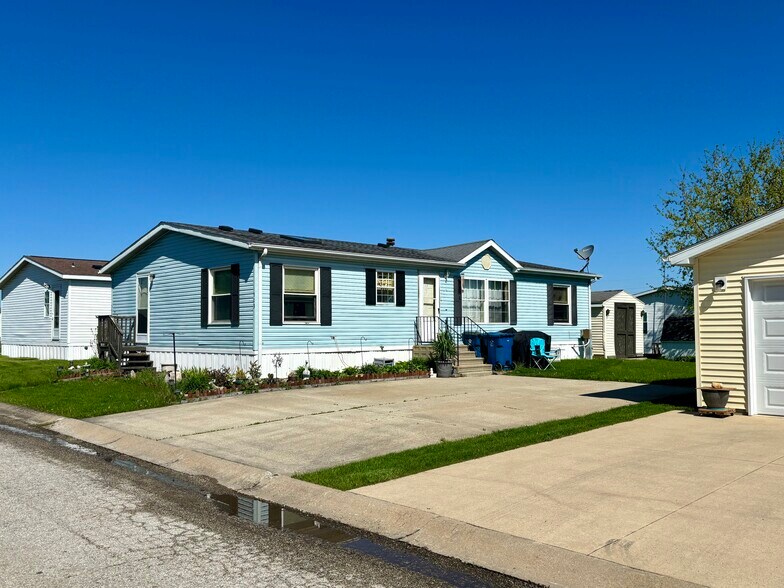 More Photos Of 104 Enterprise Dr, Chenoa Manufactured Housing Mobile Home Park For Sale