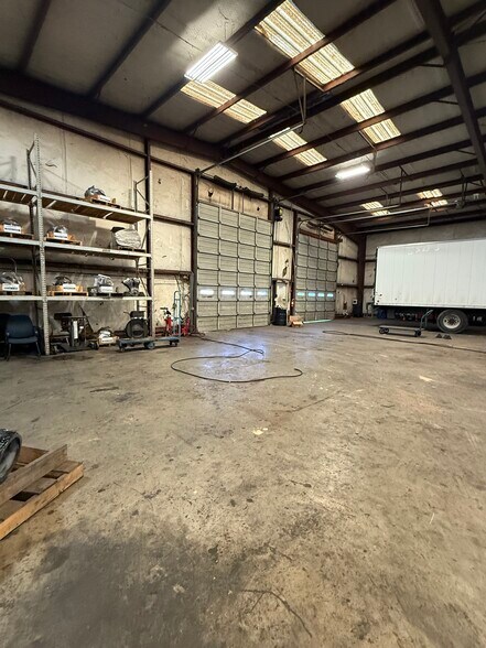 More Photos Of 1060 Grimmett Dr, Shreveport Distribution For Lease