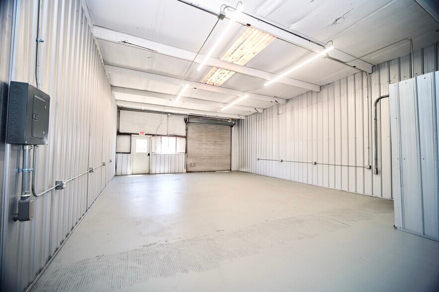 More Photos Of 9465 Creosote Rd, Gulfport Flex For Lease