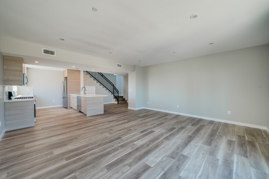 More Photos Of 7018 Alabama Ave, Canoga Park Apartments For Sale