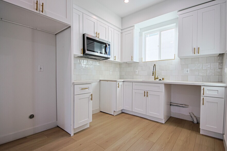 More Photos Of 2404 S Cochran Ave, Los Angeles Apartments For Sale