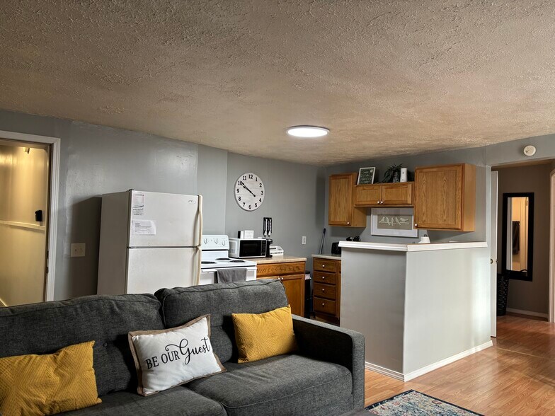 More Photos Of 206 W Main St, Mc Arthur Flex For Sale