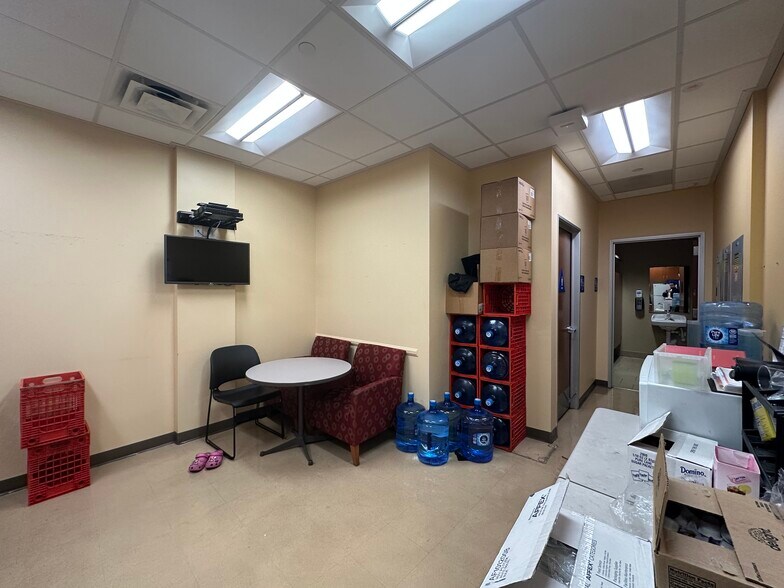 More Photos Of 7016-7024 Melrose Ave, Los Angeles Office For Sale