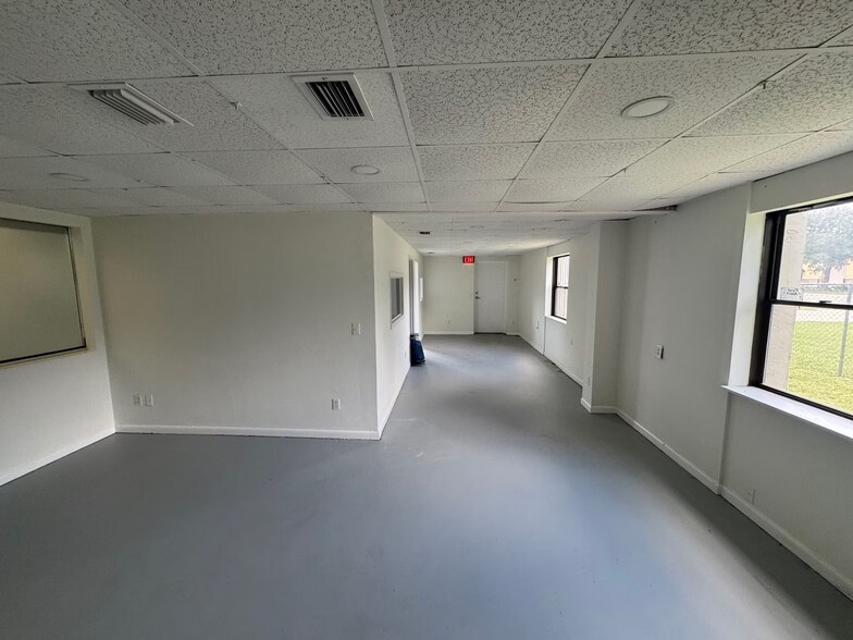 More Photos Of 702 W Park Ave, Edgewater Warehouse For Sale