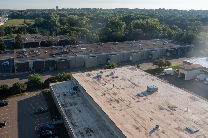 More Photos Of 5600-5628 Lincoln Dr, Edina Light Distribution For Lease