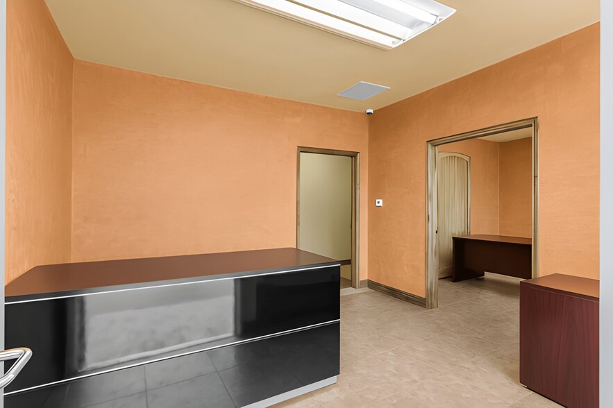 More Photos Of 4204 W Burbank Blvd, Burbank General Retail For Sale