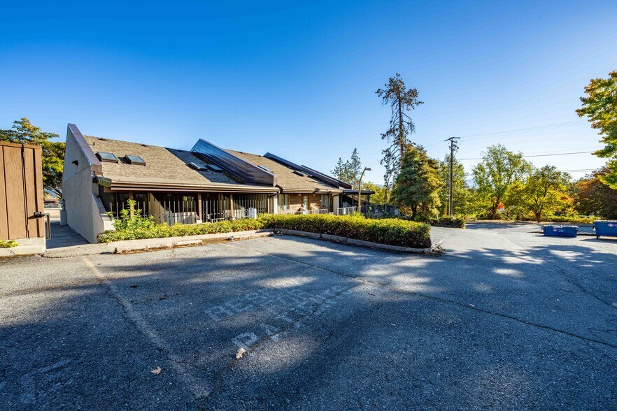 More Photos Of 700 NW Dimmick St, Grants Pass Specialty For Sale