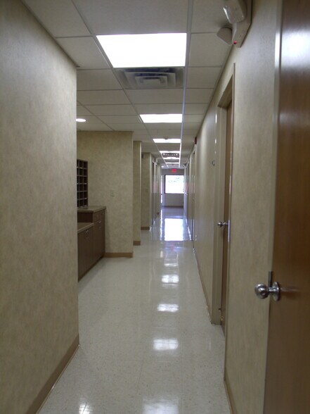 More Photos Of 411 Holmes St, Frankfort Light Distribution For Sale