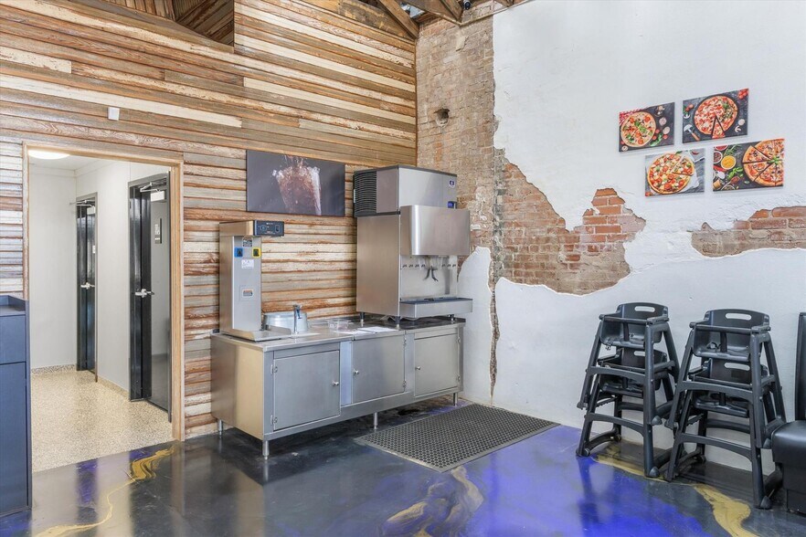 More Photos Of 111 NE Front St, Edgewood Storefront For Sale