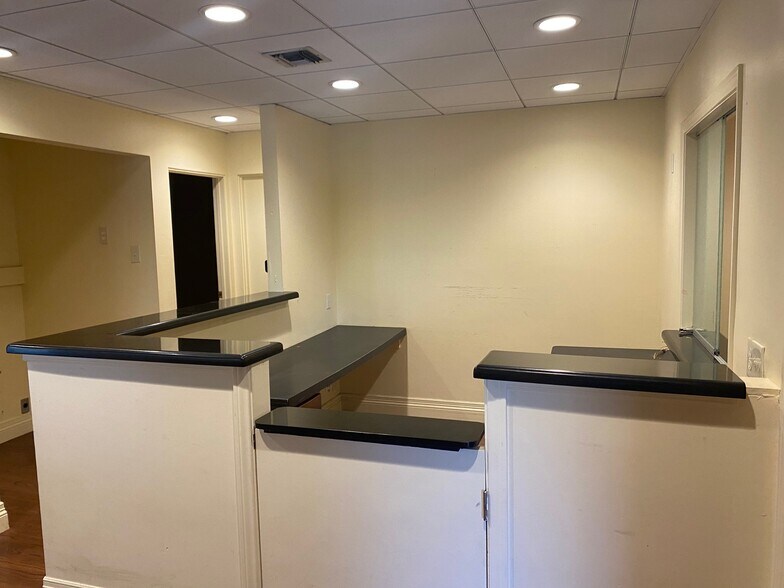 More Photos Of 23111 Ventura Blvd, Woodland Hills Medical For Lease