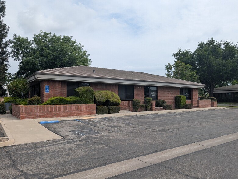Primary Photo Of 1128 N Chinowth St, Visalia Medical For Sale