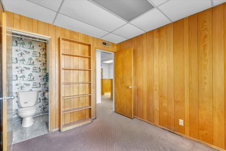 More Photos Of 18032 Ventura Blvd, Encino Medical For Lease