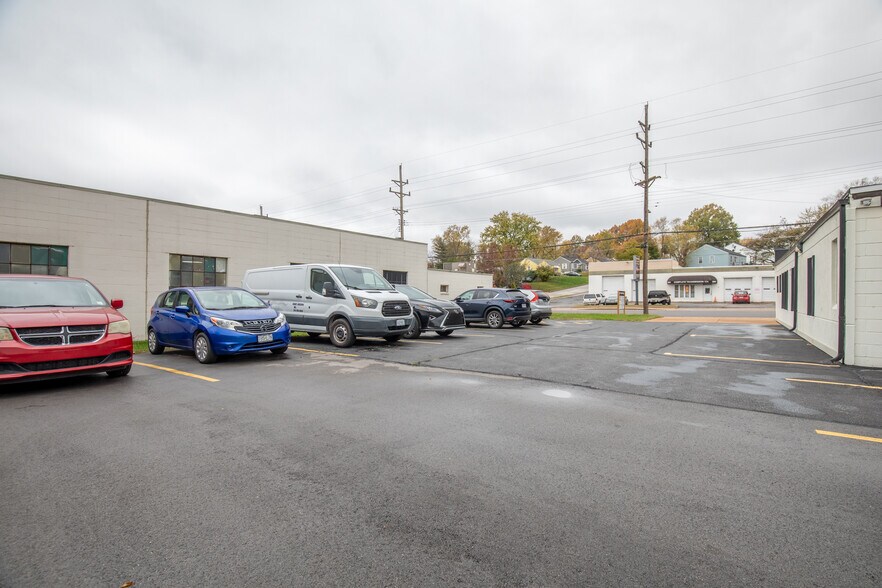 More Photos Of 2012 Woodson Rd, Overland Showroom For Sale