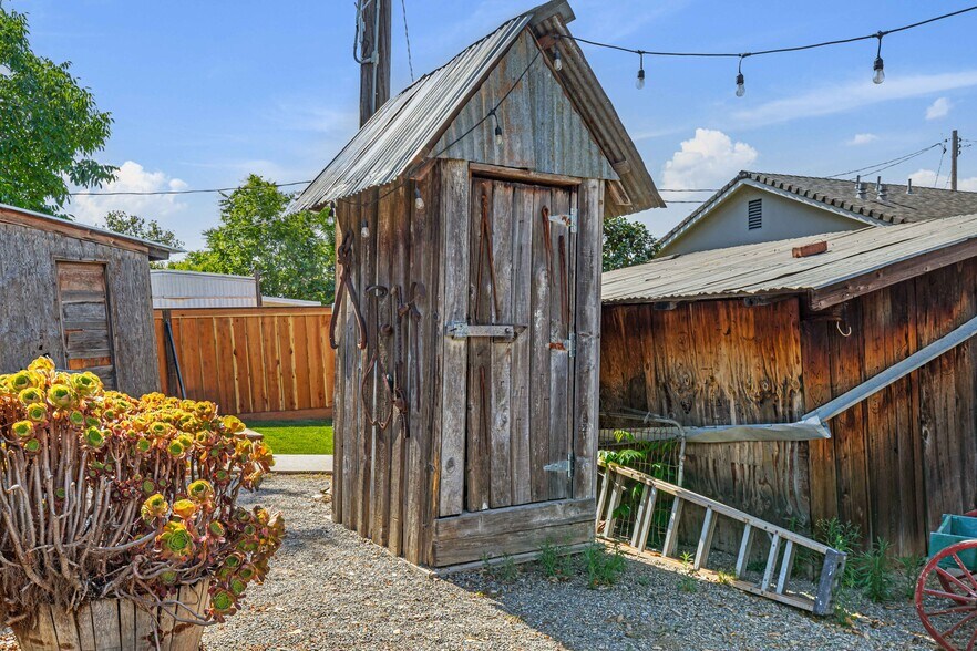 More Photos Of 30048 Yosemite Blvd, La Grange Bar For Sale