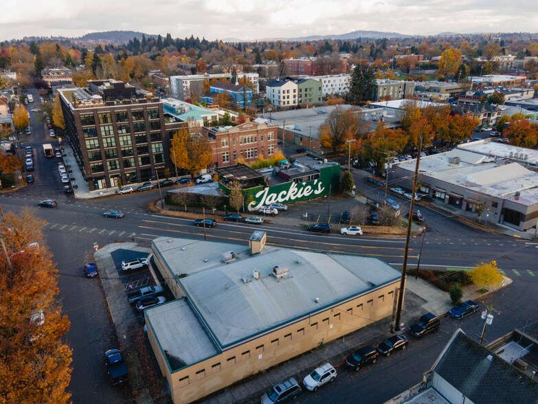 More Photos Of 930 SE Sandy Blvd, Portland Freestanding For Sale