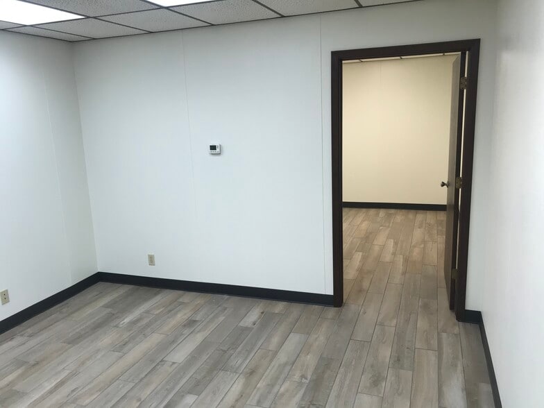 More Photos Of 1109 W Detroit St, Broken Arrow Warehouse For Lease