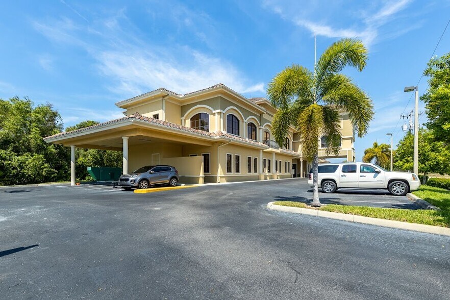 More Photos Of 422 NE 2nd Pl, Cape Coral Office For Lease