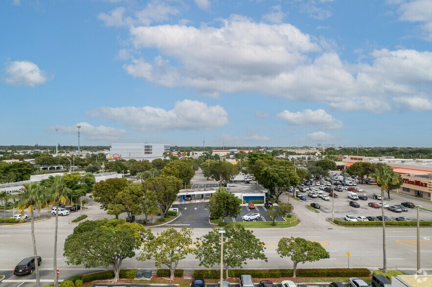 More Photos Of 13593-13595 S Dixie Hwy, Miami Bank For Lease
