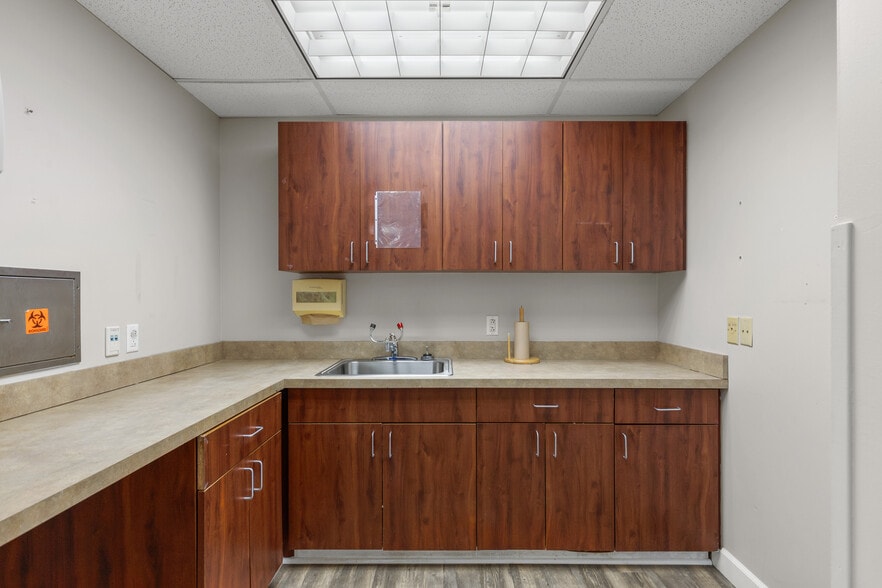 More Photos Of 10131-10137 West Florissant Ave, Saint Louis Office For Sale