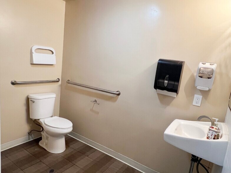 More Photos Of 3219 Auto Plaza, Richmond Office For Lease