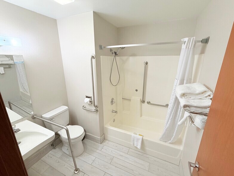 More Photos Of 800 Mammoth St, Hot Springs Hotel For Sale