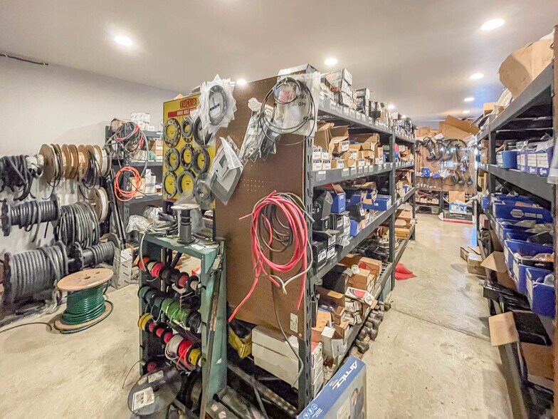 More Photos Of 1625 W Duke Rd, Sutherlin Warehouse For Sale