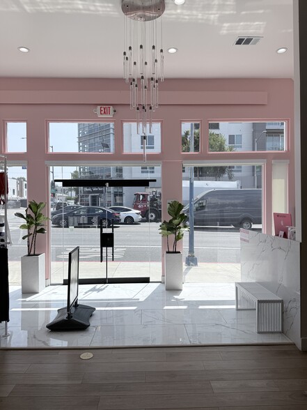 More Photos Of 1257-1261 N La Brea Ave, Los Angeles Freestanding For Lease