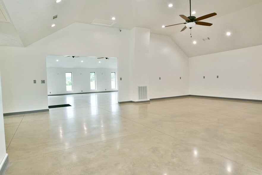 More Photos Of 3019 Parkman Rd NW, Warren Flex For Sale