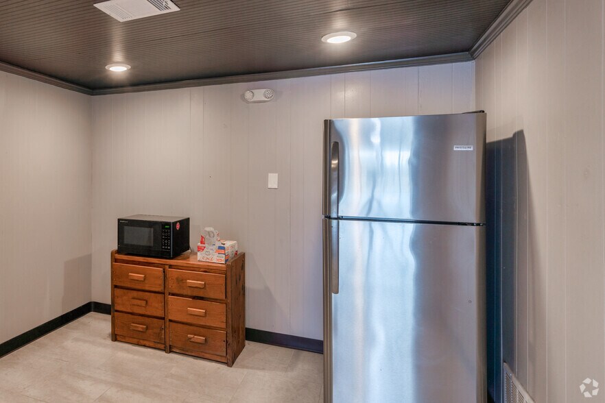 More Photos Of 10034 North Fwy, Houston Warehouse For Sale