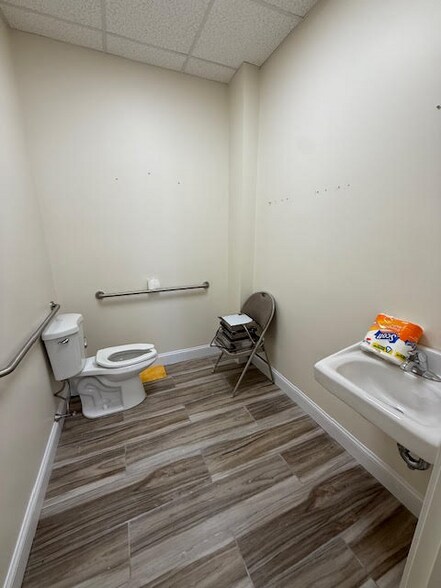 More Photos Of 580-590 Moody St, Waltham Storefront Retail Residential For Lease