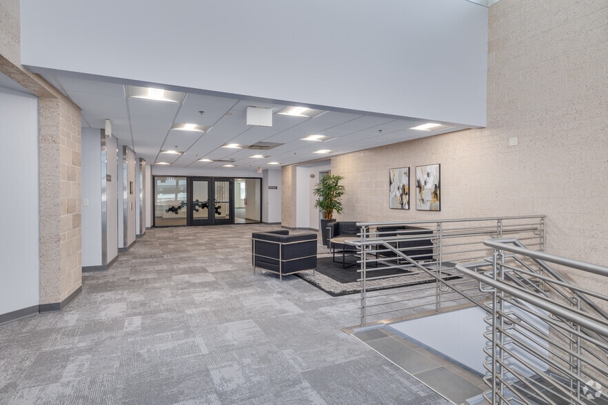 More Photos Of 690 N Cofco Center Ct, Phoenix Medical For Lease