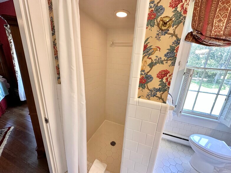 More Photos Of 615 College St, Clinton Hotel For Sale
