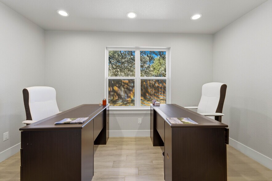 More Photos Of 5683 US Highway 181 N, Floresville Office For Sale