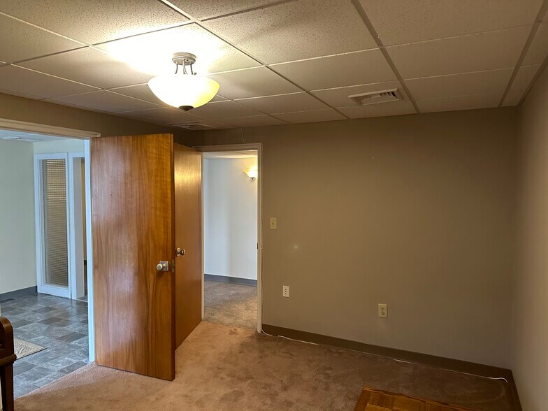 More Photos Of 37 W Haddon Ave, Oaklyn Sorority Fraternity House For Lease