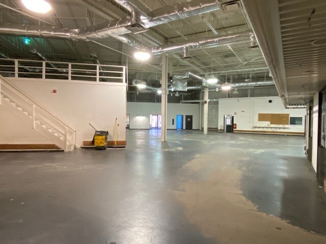 More Photos Of 10 Middletown Ave, North Haven Warehouse For Lease