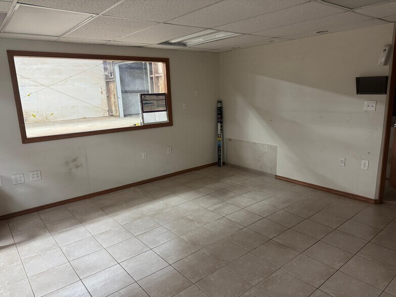 More Photos Of 4006 W Crest Ave, Tampa Industrial For Lease