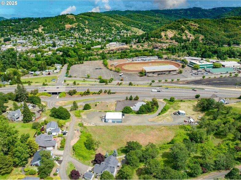 More Photos Of 161 Heritage Way, Roseburg Light Manufacturing For Sale