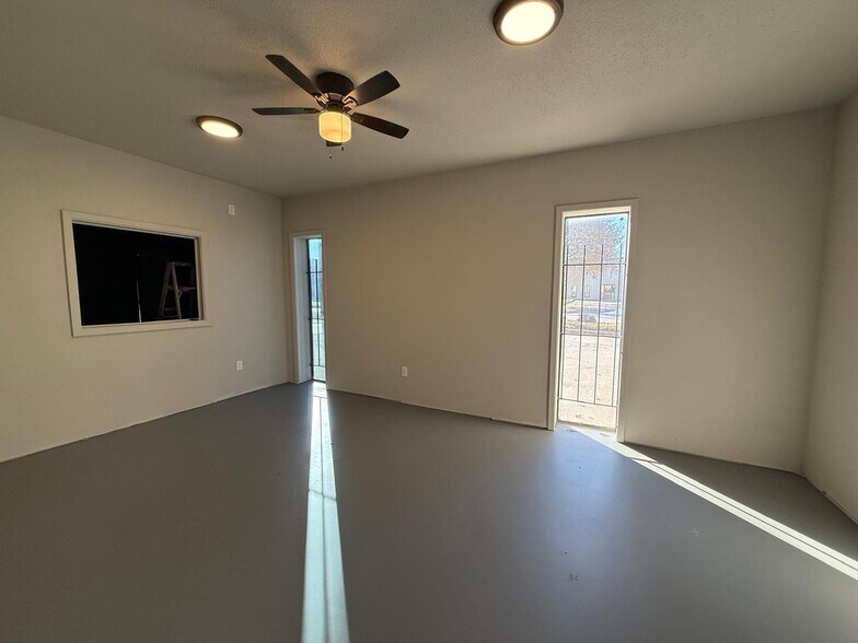 More Photos Of 220 S Alliance Ct, Oklahoma City Manufacturing For Lease