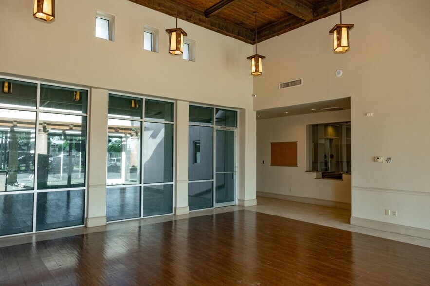 More Photos Of 8607 McPherson Rd, Laredo Office For Lease