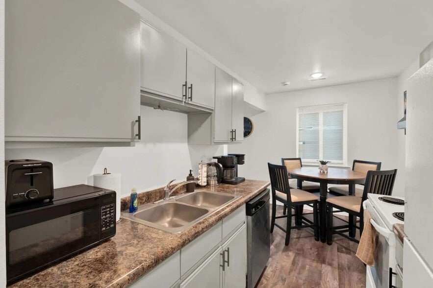 More Photos Of 23210 Middlebelt Rd, Farmington Apartments For Sale