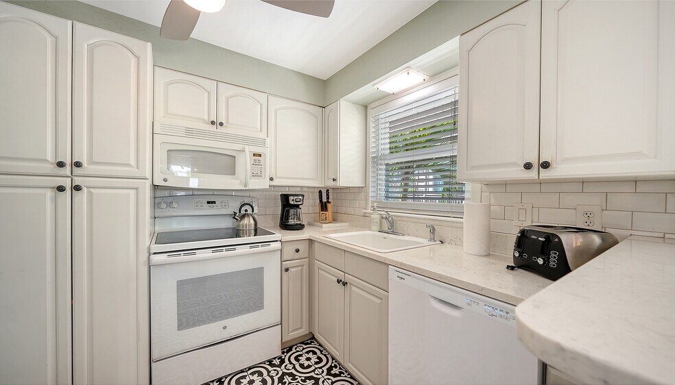 More Photos Of 5610 AVENIDA DEL MARE, Sarasota Specialty For Sale