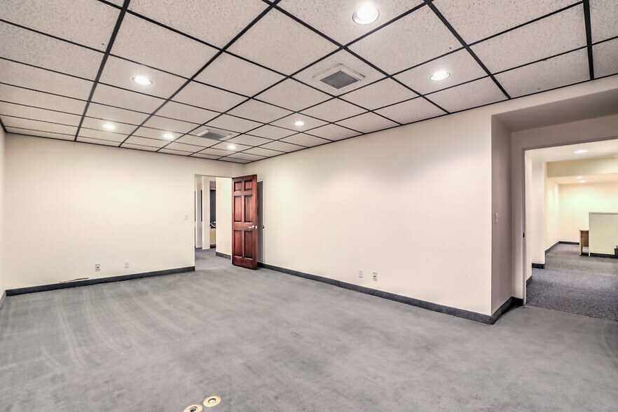 More Photos Of 324 S 3rd St, Las Vegas Office For Lease