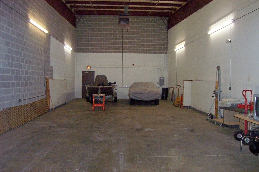 More Photos Of 6817 Hobson Valley Dr, Woodridge Warehouse For Lease