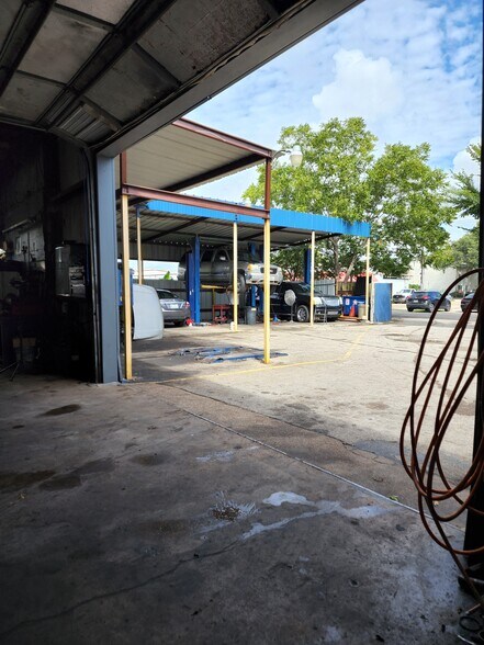 More Photos Of 8921 Daffodil Ave, Houston Auto Repair For Lease