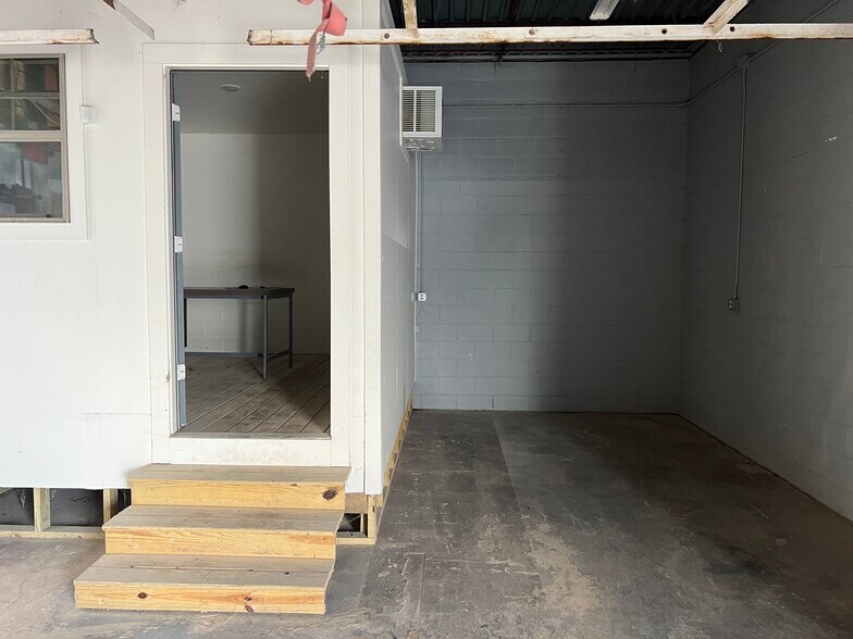 More Photos Of 3911 N Braeswood Blvd, Houston Industrial For Lease