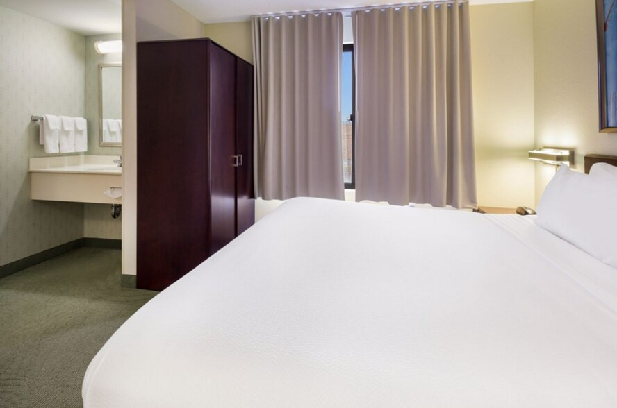 More Photos Of 16 Trinity Point Dr, Washington Hotel For Sale