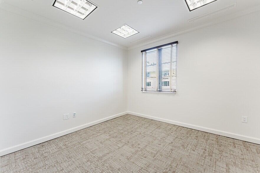 More Photos Of 420 Royal Palm Way, Palm Beach Office For Lease