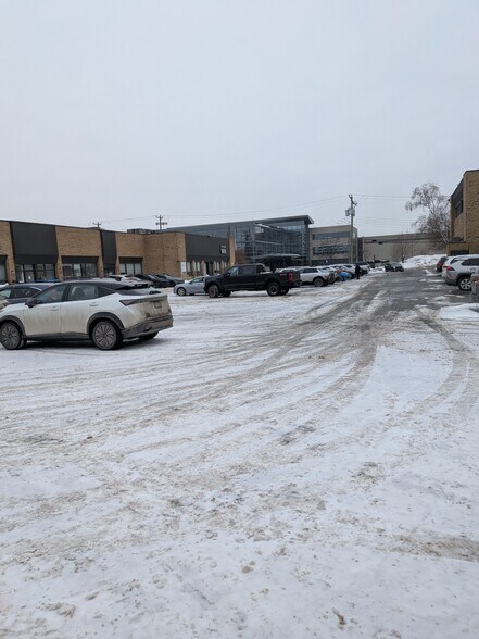 More Photos Of 5754-5800 Av Royalmount, Mont-Royal Distribution For Lease