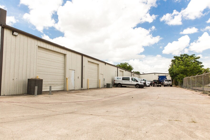 More Photos Of 2603 Southwell Rd, Dallas Light Distribution For Lease